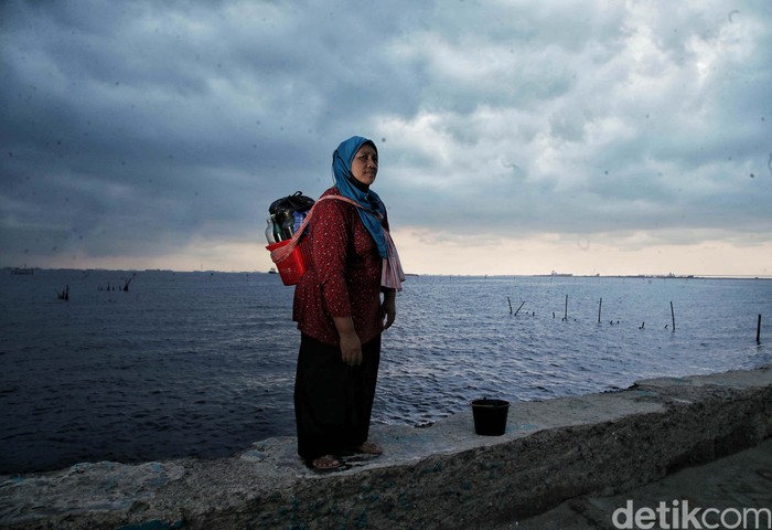 Sejumlah warga menikmati Pantai Marunda, Jakarta Utara. Waktu terbaik untuk datang ke Pantai Marunda adalah saat matahari terbenam.