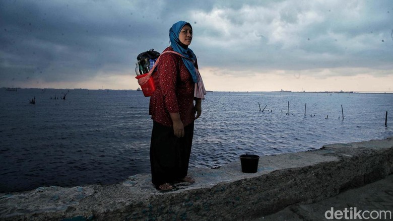 Menuju Senja di Pantai Marunda Sejumlah warga menikmati Pantai Marunda, Jakarta Utara. Waktu terbaik untuk datang ke Pantai Marunda adalah saat matahari terbenam.