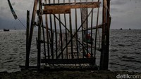 Marunda dulunya terkenal sebagai permukiman nelayan. Saat ini, perahu nelayan masih dapat traveler temukan meski tak banyak. Beberapa perahu tampak disewakan untuk mengantar wisatawan berkeliling Pantai Marunda. Tarifnya Rp 10 ribu per orang dengan durasi tur selama 15 menit.