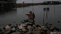 Kegiatan lain yang juga kerap dilakukan wisatawan di sana adalah memancing. Wisatawan dapat memancing di bibir pantai atau di bangunan yang menyerupai dermaga.