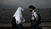Waktu terbaik untuk datang ke Pantai Marunda adalah saat matahari terbenam. Traveler dapat menikmati suasana sore sambil melihat matahari yang perlahan kembali ke peraduan.
