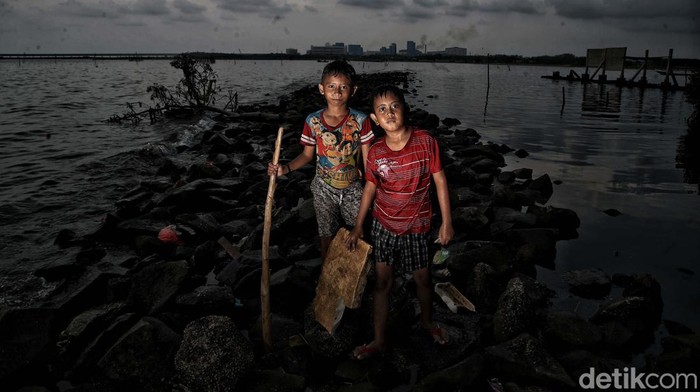 Sejumlah warga menikmati Pantai Marunda, Jakarta Utara. Waktu terbaik untuk datang ke Pantai Marunda adalah saat matahari terbenam.
