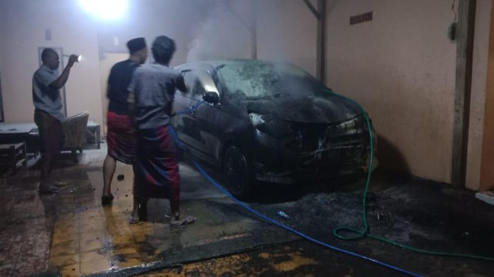 Mobil dibakar