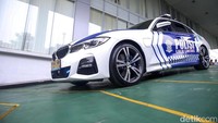 Vice President of Customer Support BMW Group Indonesia, Ariefin Makaminan menyebutkan pemilihan BMW 330e PHEV dikarenakan pihak kepolisian ingin menjajal mobil ramah lingkungan itu terlebih dahulu dengan memerhatikan infrastruktur pengisian baterai.