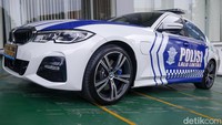 Saat ini BMW 330e Plug in Hybrid belum dipasarkan di Indonesia.
