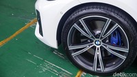Mobil ramah lingkungan terlihat gagah dengan velg racing palang lima.