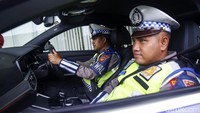 Petugas kepolisian menjajal BMW 330e yang akan digunakan untuk mengawal kegiatan G20.