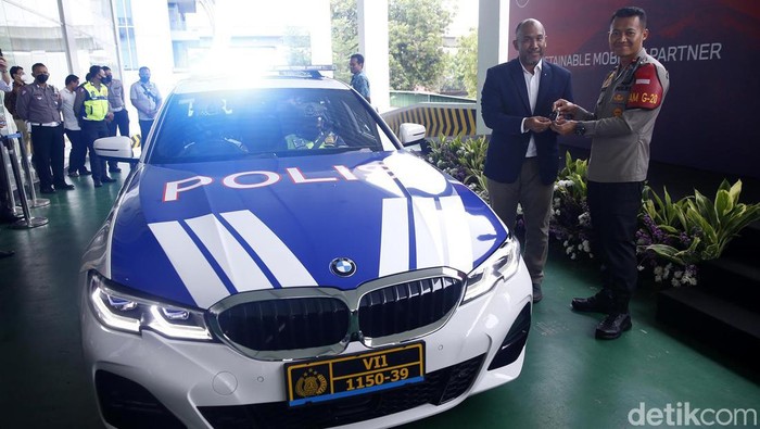 Mobil Hybrid BMW Siap Kawal G20 Vice President Customer Support BMW Group Indonesia, Ariefin Makaminan (kiri) dan Kapolresta Bandar Udara Soekarno Hatta, Kombes Pol Sigit Dany Setiono saat Handover kendaraan BMW 330e di Mapolresta Bandara Soekarno Hatta, Tangerang, Banten, Selasa (18/10/2022). BMW Indonesia dan Korlantas Polri melalui Satlantas Polresta Bandara Soekarno-Hatta Polda Metro Jaya resmikan kerjasama sebagai kendaraan resmi pengawalan Presidensi G20, gelaran internasional bergengsi 'Recover Together, Recover Stronger' di Indonesia.