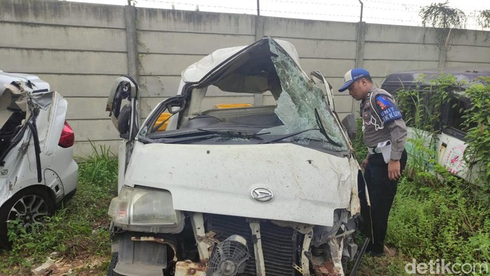 Mobil yang mengalami kecelakaan di Tol Cipali pada Selasa (18/10/2022).