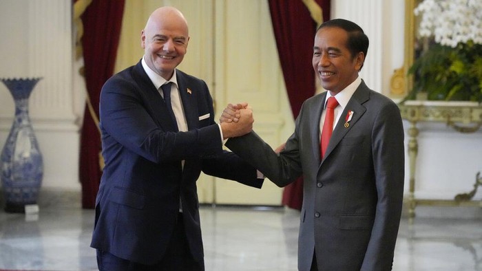 Indonesian President Joko Widodo, right, greets FIFA President Gianni Infantino during their meeting at Merdeka Palace in Jakarta, Indonesia, Tuesday, Oct. 18, 2022. (AP Photo/Achmad Ibrahim)