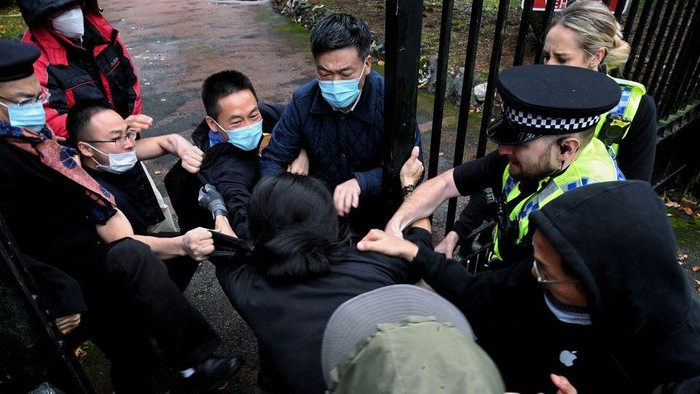 Demonstran Dipukuli di Halaman Konsulat China, Inggris Selidiki