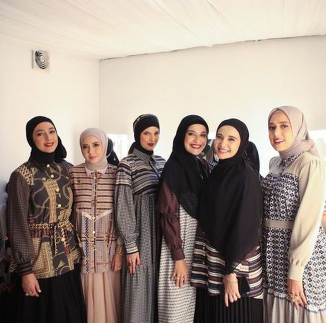 Di acara tersebut Nabila Syakieb tampak berfoto bersama beberapa selebriti yang juga hadir. Mereka semua tampil kompak mengenakan hijab. Penampilan Nabila Syakieb yang kemudian berhasil mencuri atensi. Foto: Instagram