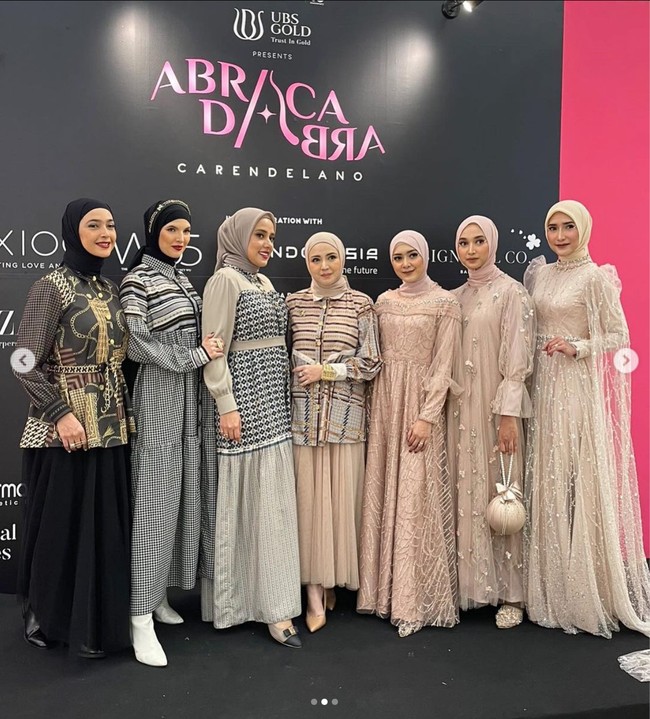 Penampilan Nabila Syakieb semakin terlihat menawan dengan riasan wajah dan lipstik berwarna merah. Meski sudah memiliki 2 orang anak Nabila pun masih terlihat langsing. Foto: Instagram