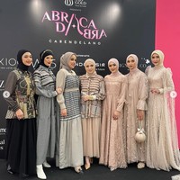 Penampilan Nabila Syakieb semakin terlihat menawan dengan riasan wajah dan lipstik berwarna merah. Meski sudah memiliki 2 orang anak Nabila pun masih terlihat langsing. Foto: Instagram