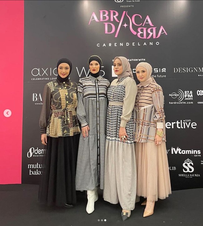 Melihat penampilan Nabila Syakieb tak sedikit netizen yang memujinya cantik. Penampilannya itu juga terlihat berbeda sampai berhasil membuat netizen pangling. “MasyaAllah cantik bgt k nabila pangling,” komentar salah seorang netizen. Foto: Instagram