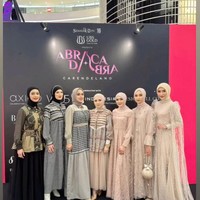 Melalui akun Instagram pribadinya, unggahan foto-foto tersebut langsung dibanjiri beragam komentar netizen. Tak sedikit yang memuji Nabila cantik saat mengenakan hijab. Zaskia Sungkar bahkan sampai menyebut Nabila sebagai Barbie Arab. “Maachi bgt barbie arabkuh,” tulis Zaskia. Foto: Instagram