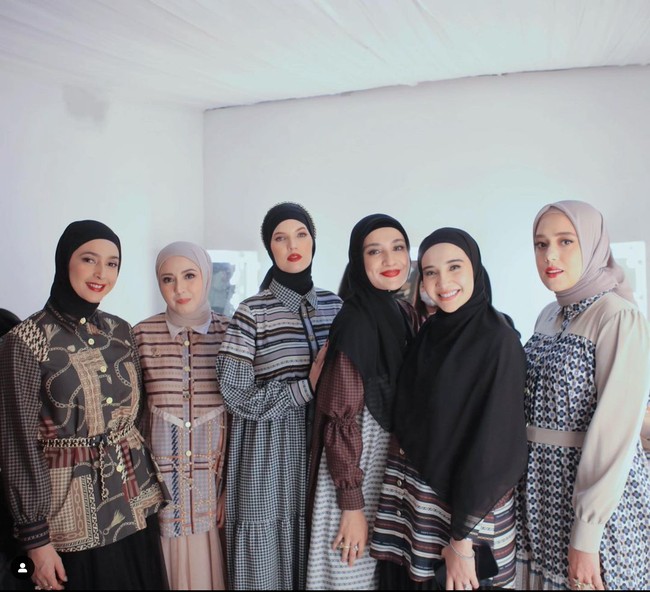 Melalui akun Instagram pribadinya Nabila Syakieb sendiri memang cukup sering membagikan foto-foto dirinya. Biasanya ia tampil dengan rambut hitam panjangnya. Tak heran saat Nabila mengenakan hijab, tak sedikit yang justru jadi pangling lihat penampilannya. Foto: Instagram