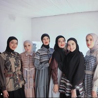 Melalui akun Instagram pribadinya Nabila Syakieb sendiri memang cukup sering membagikan foto-foto dirinya. Biasanya ia tampil dengan rambut hitam panjangnya. Tak heran saat Nabila mengenakan hijab, tak sedikit yang justru jadi pangling lihat penampilannya. Foto: Instagram