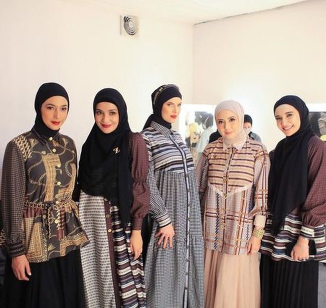 Biasa tampil tanpa hijab, Nabila Syakieb baru-baru ini terlihat manglingi saat menghadiri fashion show Zaskia Sungkar. Ibu 2 orang anak itu mengenakan busana yang didominasi dengan warna hitam lengkap dengan hijab yang menutupi kepalanya. Foto: Instagram