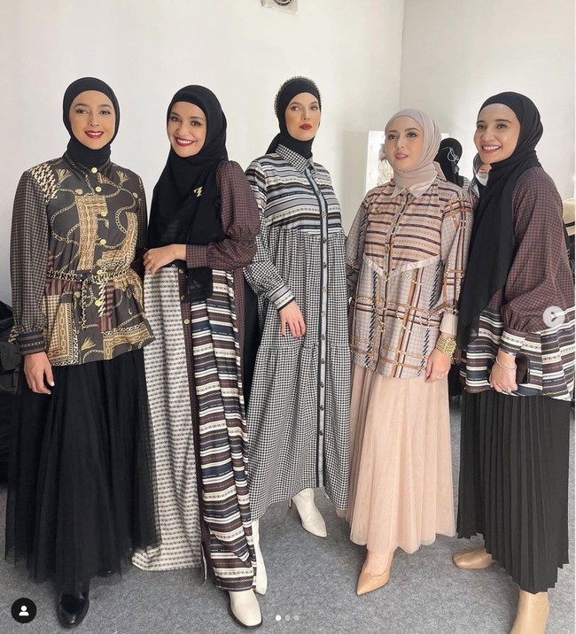 Melihat Nabila mengenakan hijab, tak sedikit netizen yang berharap agar Nabila bisa tetap terus mengenakan penutup kepalanya itu. Seperti yang terlihat dalam foto, hijab hitam yang dikenakan oleh Nabila itu ia padukan dengan kemeja bermotif yang didominasi warna coklat dan emas serta rok hitam panjang. Foto: Instagram