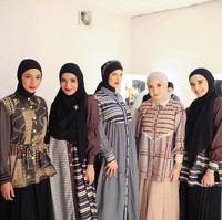 Biasa tampil tanpa hijab, Nabila Syakieb baru-baru ini terlihat manglingi saat menghadiri fashion show Zaskia Sungkar. Ibu 2 orang anak itu mengenakan busana yang didominasi dengan warna hitam lengkap dengan hijab yang menutupi kepalanya. Foto: Instagram