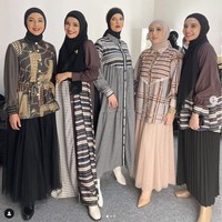 Melihat Nabila mengenakan hijab, tak sedikit netizen yang berharap agar Nabila bisa tetap terus mengenakan penutup kepalanya itu. Seperti yang terlihat dalam foto, hijab hitam yang dikenakan oleh Nabila itu ia padukan dengan kemeja bermotif yang didominasi warna coklat dan emas serta rok hitam panjang. Foto: Instagram