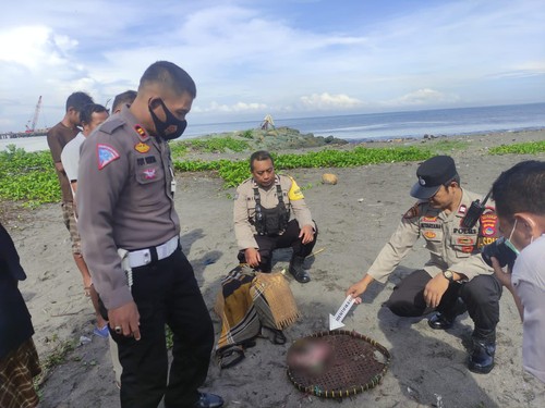 Orok perempuan ditemukan di Pantai Ampenan Mataram, Selasa (18/10/2022).