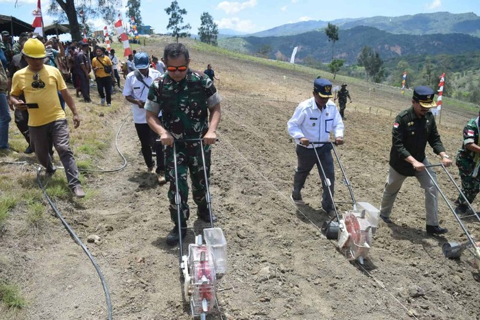 Pangkostrad Letjen TNI Maruli Simanjuntak menyerahkan lahan kepada warga di NTT. Letjen Maruli juga ikut menanam jagung dan sorgum di sana. (dok Pen Kostrad)