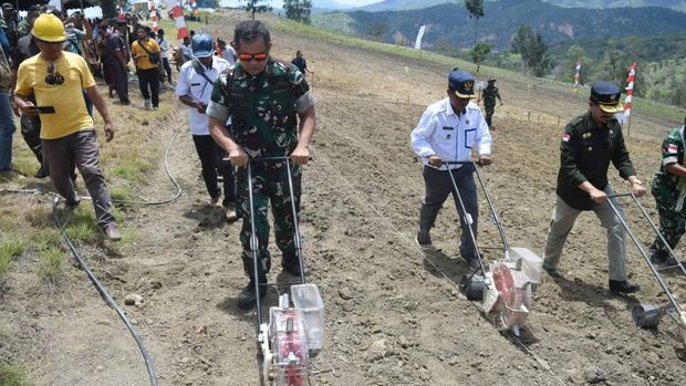 Pangkostrad Letjen TNI Maruli Simanjuntak menyerahkan lahan kepada warga di NTT. Letjen Maruli juga ikut menanam jagung dan sorgum di sana. (dok Pen Kostrad)