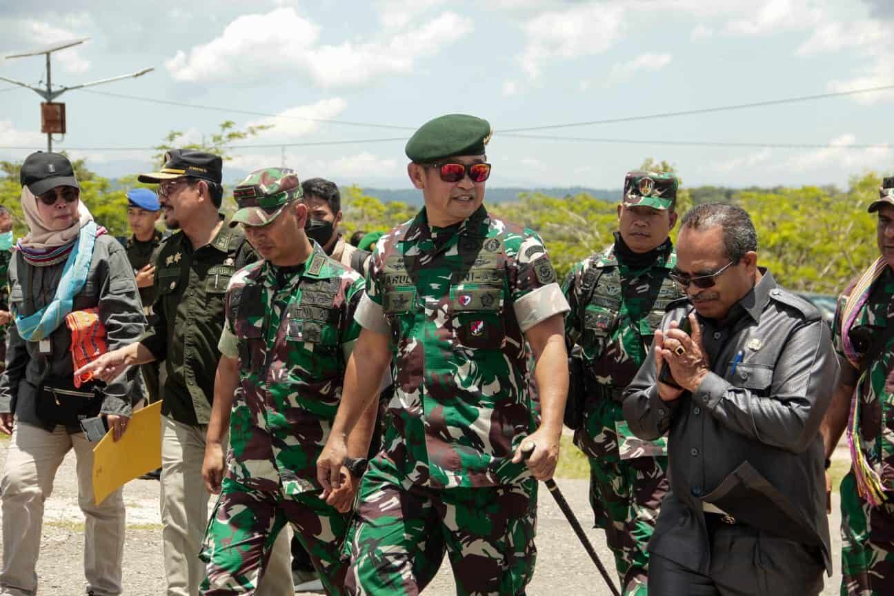 Pangkostrad Letjen TNI Maruli Simanjuntak menyerahkan lahan kepada warga di NTT. Letjen Maruli juga ikut menanam jagung dan sorgum di sana. (dok Pen Kostrad)