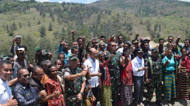 Pangkostrad Letjen TNI Maruli Simanjuntak menyerahkan lahan kepada warga di NTT. Letjen Maruli juga ikut menanam jagung dan sorgum di sana. (dok Pen Kostrad)