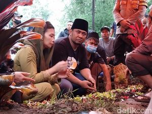 Kesedihan Keluarga Warnai Pemakaman Andi Korban Tragedi Kanjuruhan