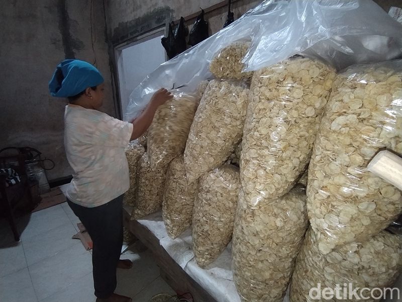 Pembuatan emping melinjo di Desa Jamus Kauman, Kecamatan Ngluwar, Kabupaten Magelang, Selasa (18/10/2022).