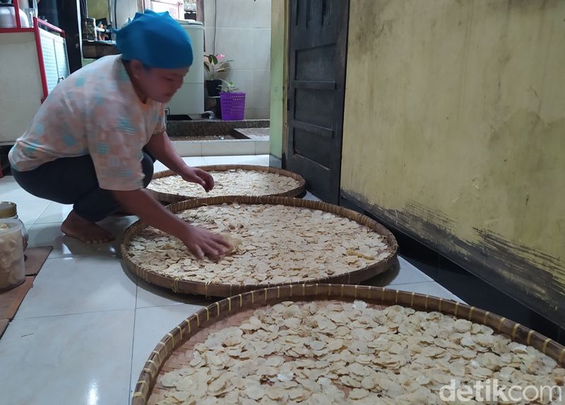 Pembuatan emping melinjo di Desa Jamus Kauman, Kecamatan Ngluwar, Kabupaten Magelang, Selasa (18/10/2022).