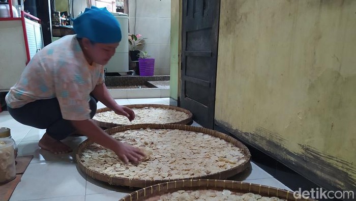 Pembuatan emping melinjo di Desa Jamus Kauman, Kecamatan Ngluwar, Kabupaten Magelang, Selasa (18/10/2022).