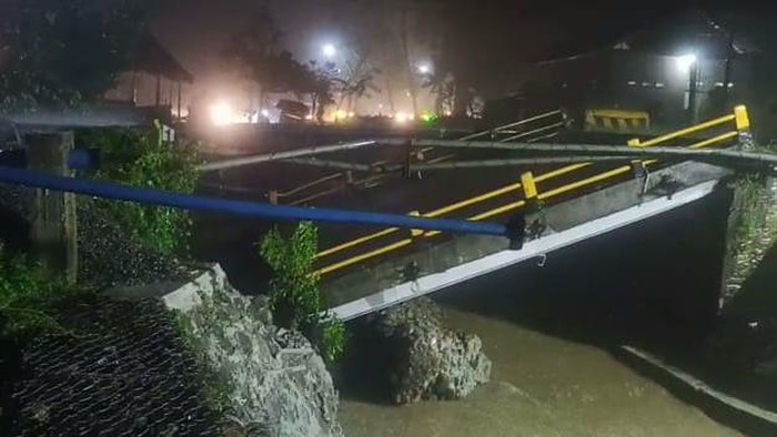 Penampakan jembatan ambruk di Palopo.