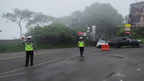 Pengalihan arus lalu lintas pasca banjir menerjang Jembrana, kendaraan dialihkan melalui Jalur Singaraja, Buleleng, Bali.