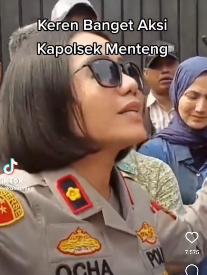 Penggalan video Kapolsek Menteng Kompol Rosana membubarkan ormas yang hendak duduki rumah Wanda Hamidah (Tangkapan layar)