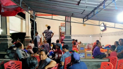 Suasana pengungsian korban banjir di Lingkungan Biluk Poh, Kelurahan Tegal Cangkring, Kecamatan Mendoyo, Jembrana Bali, Selasa (18/10/2022) malam.