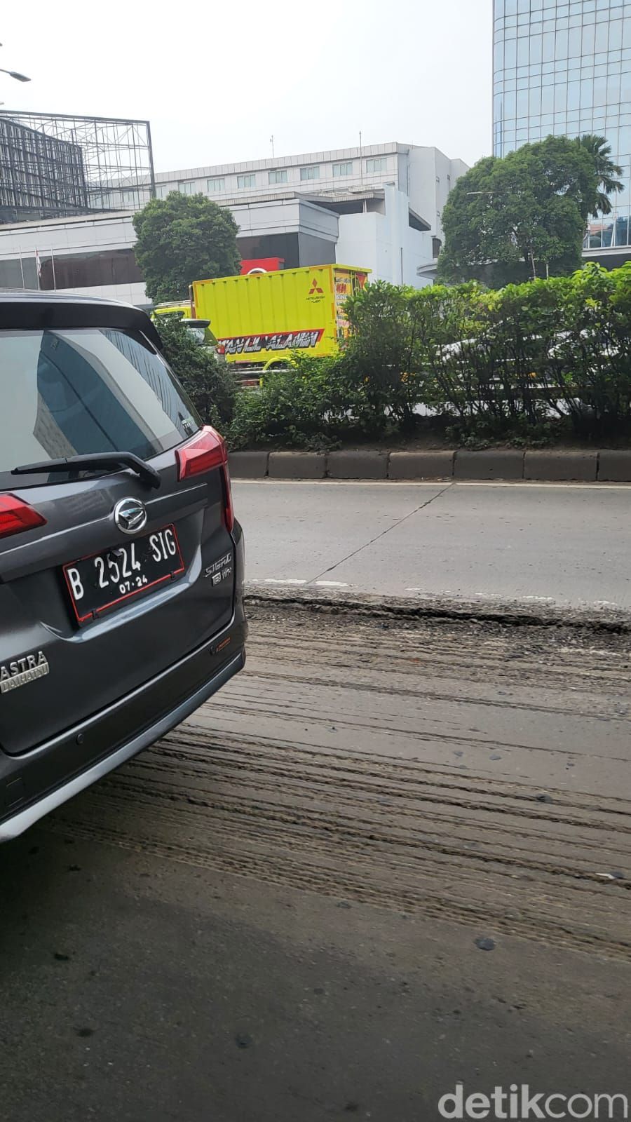Perbaikan Jl MT Haryono arah Pancoran Jaksel, 18 Oktober 2022. (Indah Mutiara Kami/detikcom)