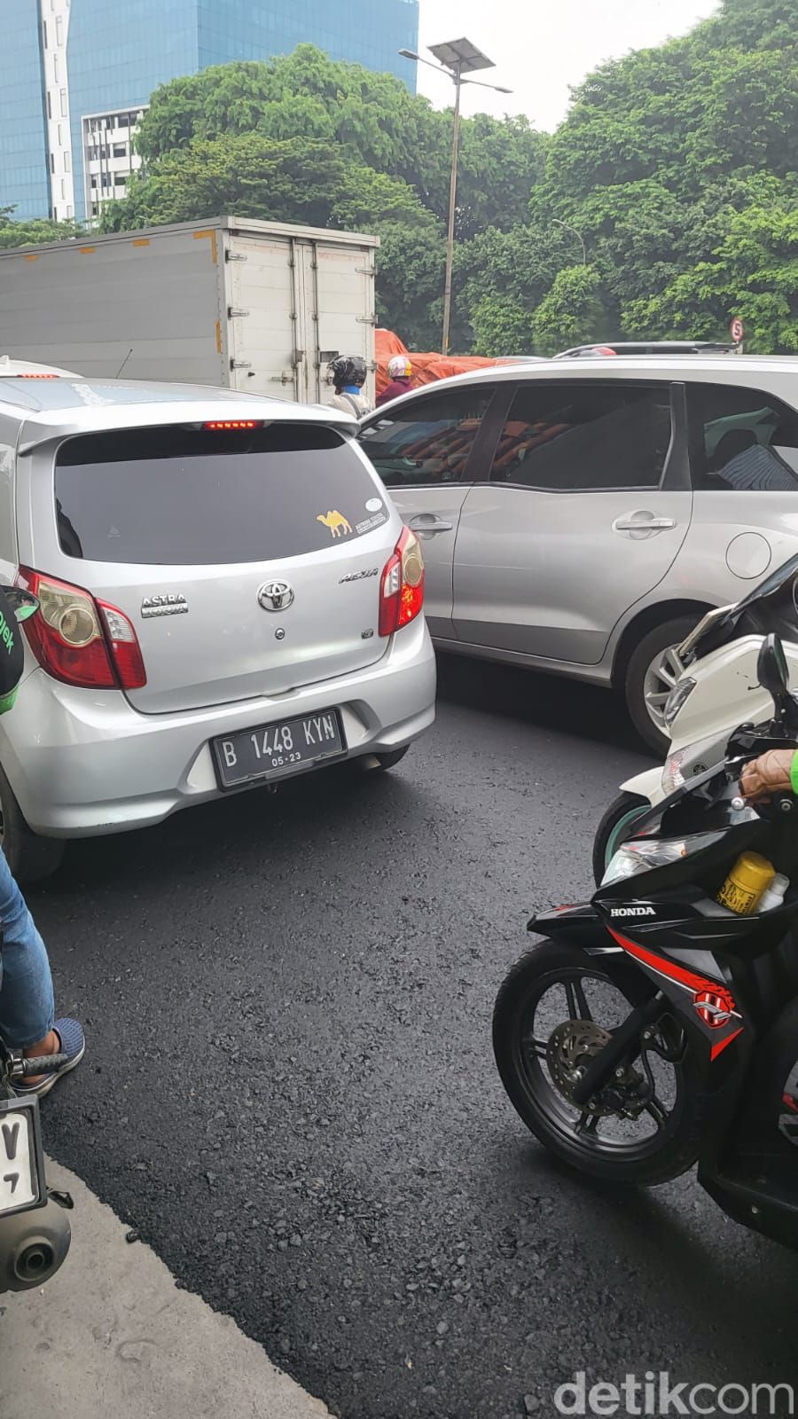 Perbaikan Jl MT Haryono arah Pancoran Jaksel, 18 Oktober 2022. (Indah Mutiara Kami/detikcom)