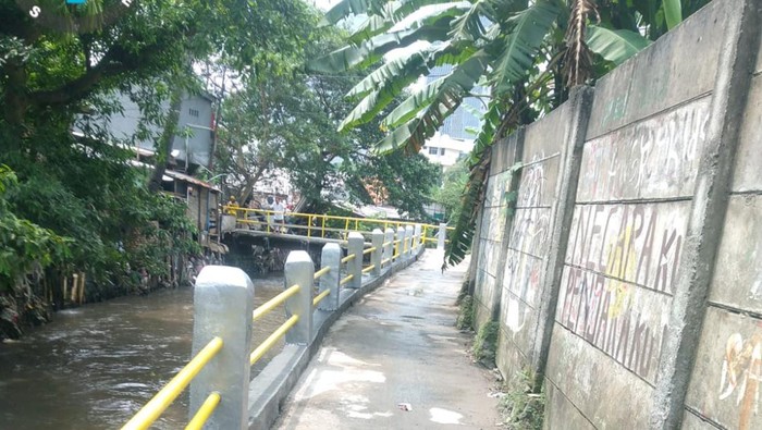 Perbaikan pagar roboh di Kuningan Barat, Mampang Prapatan, Jakarta Selatan telah selesai.