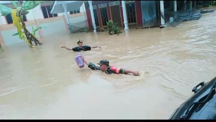 Perjuangan petugas beri bantuan warga terisolir banjir Malang