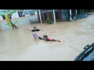 Pergulatan Petugas Tembus Dusun Rowoterate Terisolir Banjir Sitiarjo Malang