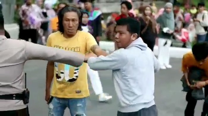 Perkelahian di area kampus Universitas Negeri Makassar (UNM) saat prosesi wisuda. (dok. Istimewa)