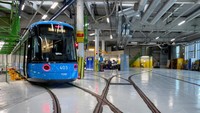 Sebuah trem dipasang di sebuah bengkel di Oslo, Norwegia, Rabu, (14/9/2022). Oslo di Norwegia mengejar target menjadi ibu kota pertama di dunia yang semua transportasi publiknya menggunakan kendaraan listrik.