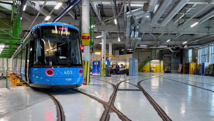 Pertama di Dunia, Oslo Gunakan Transportasi Umum Serba Listrik A tram is fitted at a workshop in Oslo, Norway September 14, 2022. REUTERS/Victoria Klesty