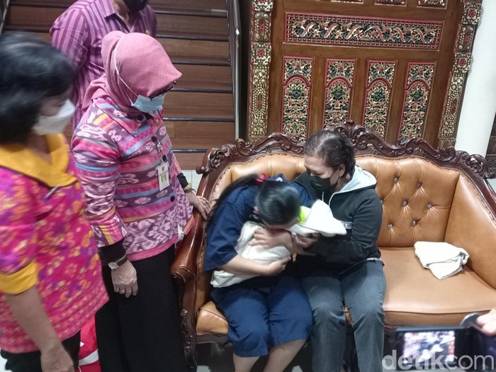 Pertemuan D dengan bayi yang sempat dibuangnya di Mapolrestabes Semarang, Selasa (18/10/2022).