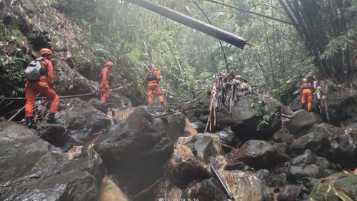Petugas Basarnas, BPBD, dan warga Desa Bangli melanjutkan proses pencarian warga Banjar Munduk Andong, Desa Bangli, Kecamatan Baturiti, Tabanan, yang dikabarkan hilang sejak Senin (17/10/2022) sore. (Istimewa)
