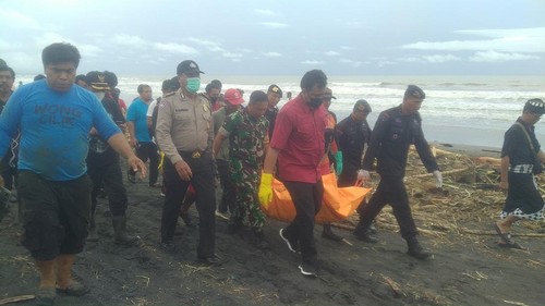 Petugas gabungan mengevakuasi temuan jenazah di Pantai Delod Berawah, Mendoyo, Jembrana, Bali, Selasa (18/10/2022).